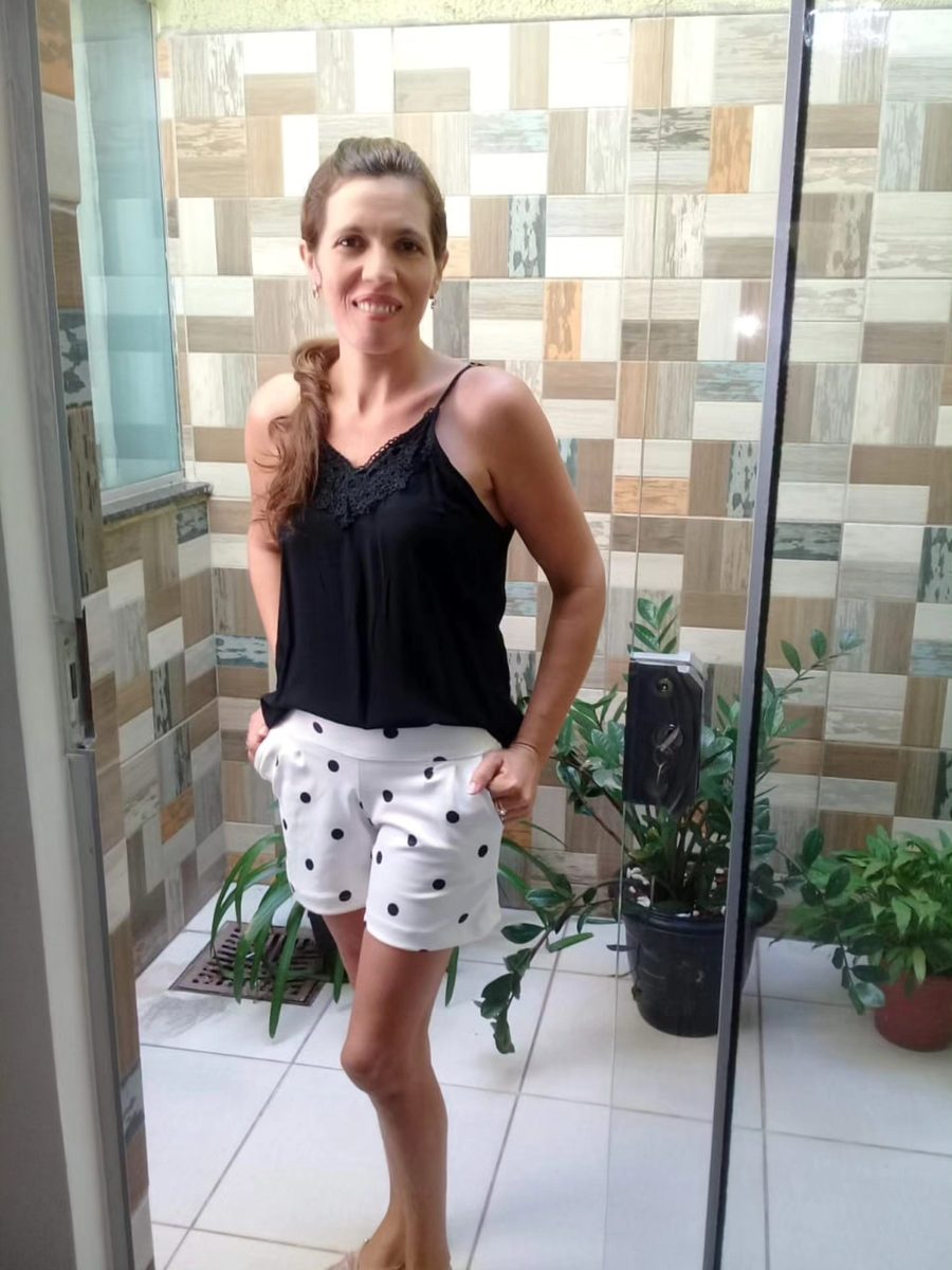 Aluna de 46 anos posando de costas mostrando definição muscular