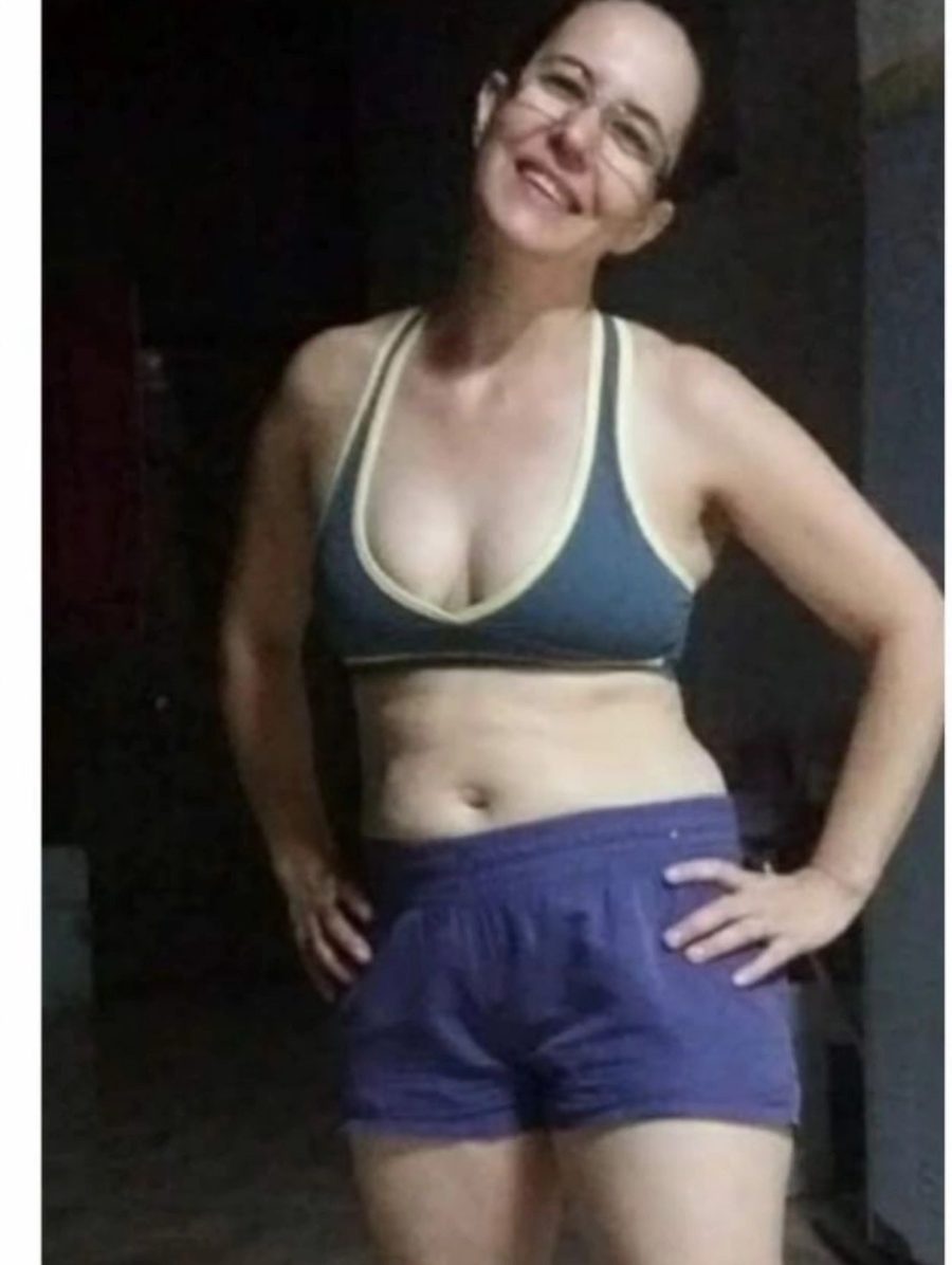 Delma, aluna de consultoria online, sorrindo na academia