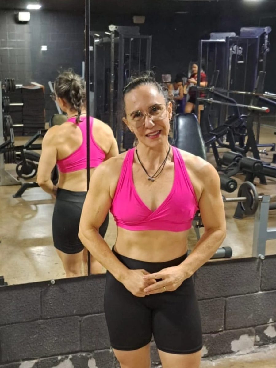 Delma posando de frente com ombros e braços definidos