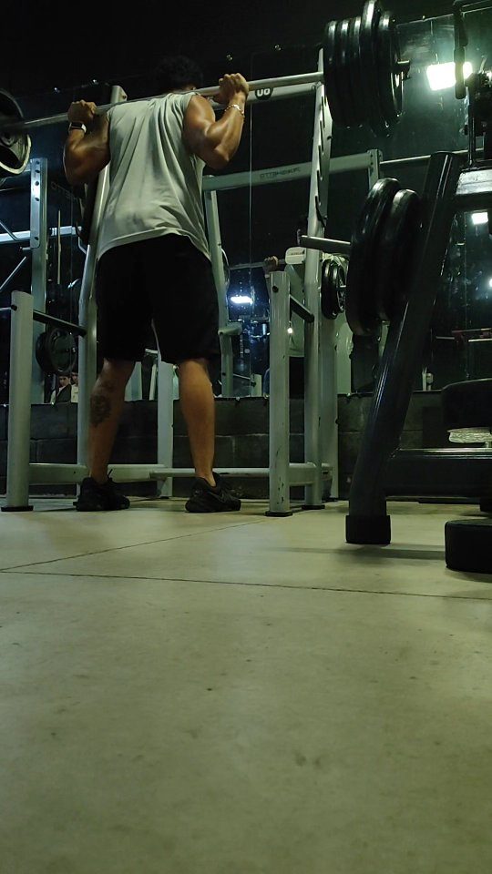 Aluno em treino de musculação na academia