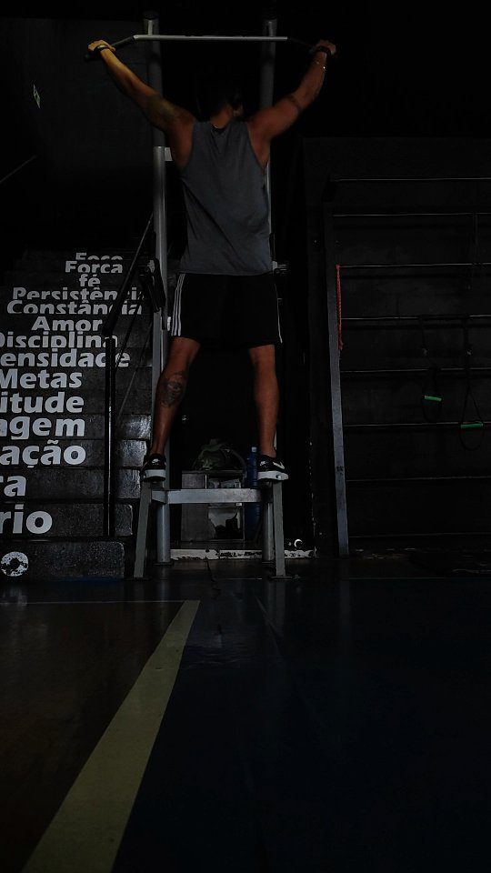 Treino pesado na academia com halteres